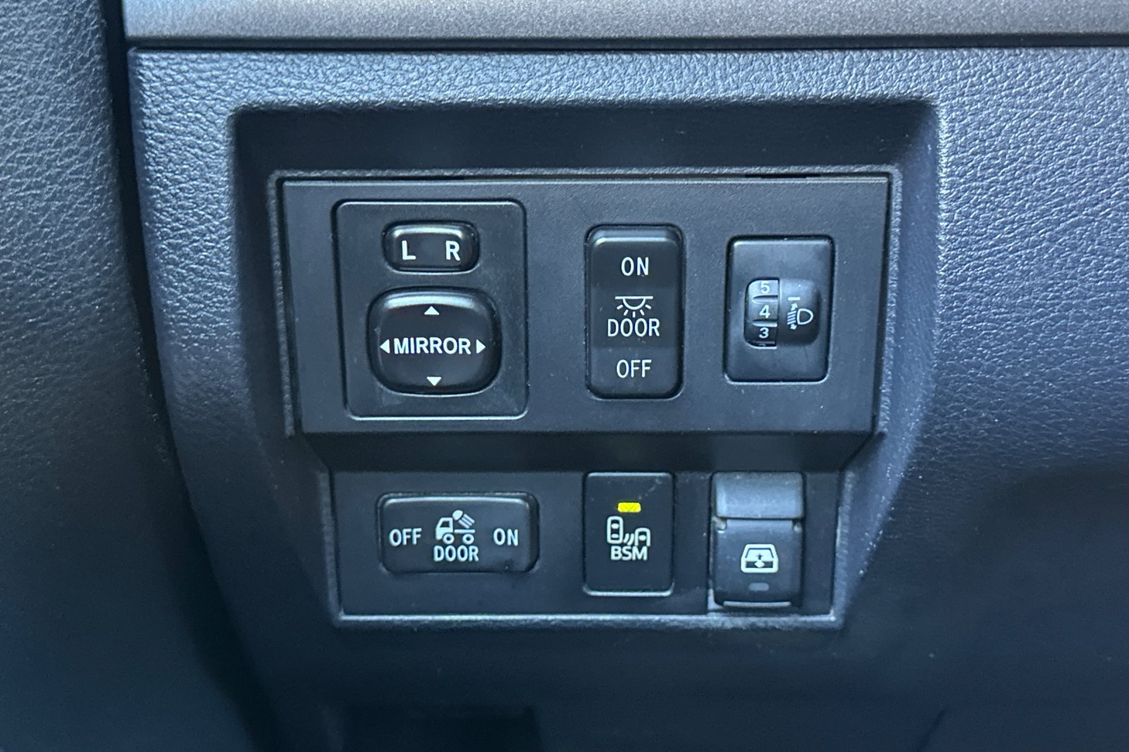 Used 2016 Toyota Tundra SR5 w/ SR5 Upgrade Package RWD image 38