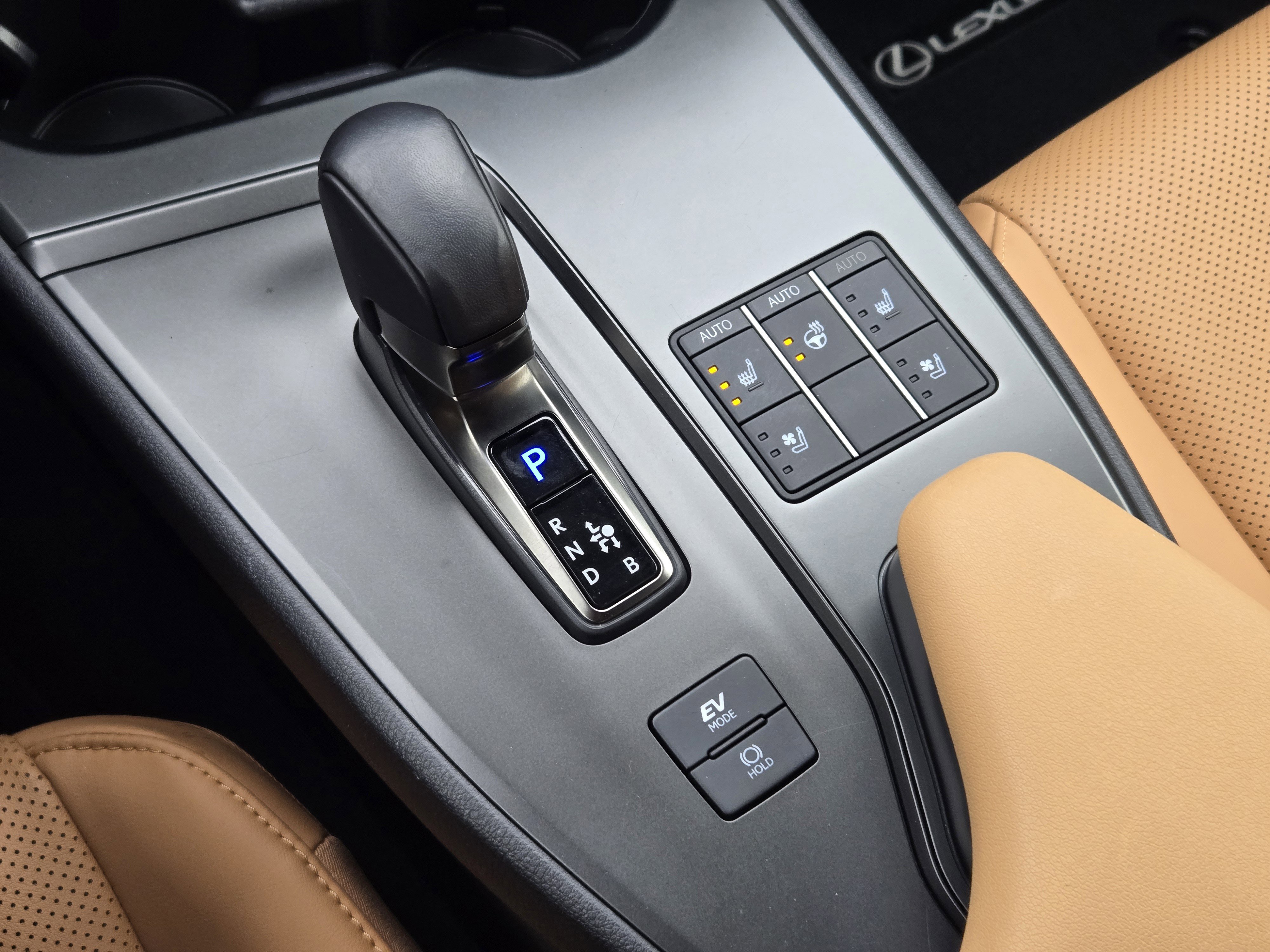 Used 2025 Lexus UX 300h FWD image 28