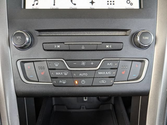 Used 2017 Ford Fusion SE w/ Fusion SE Technology Package FWD image 4