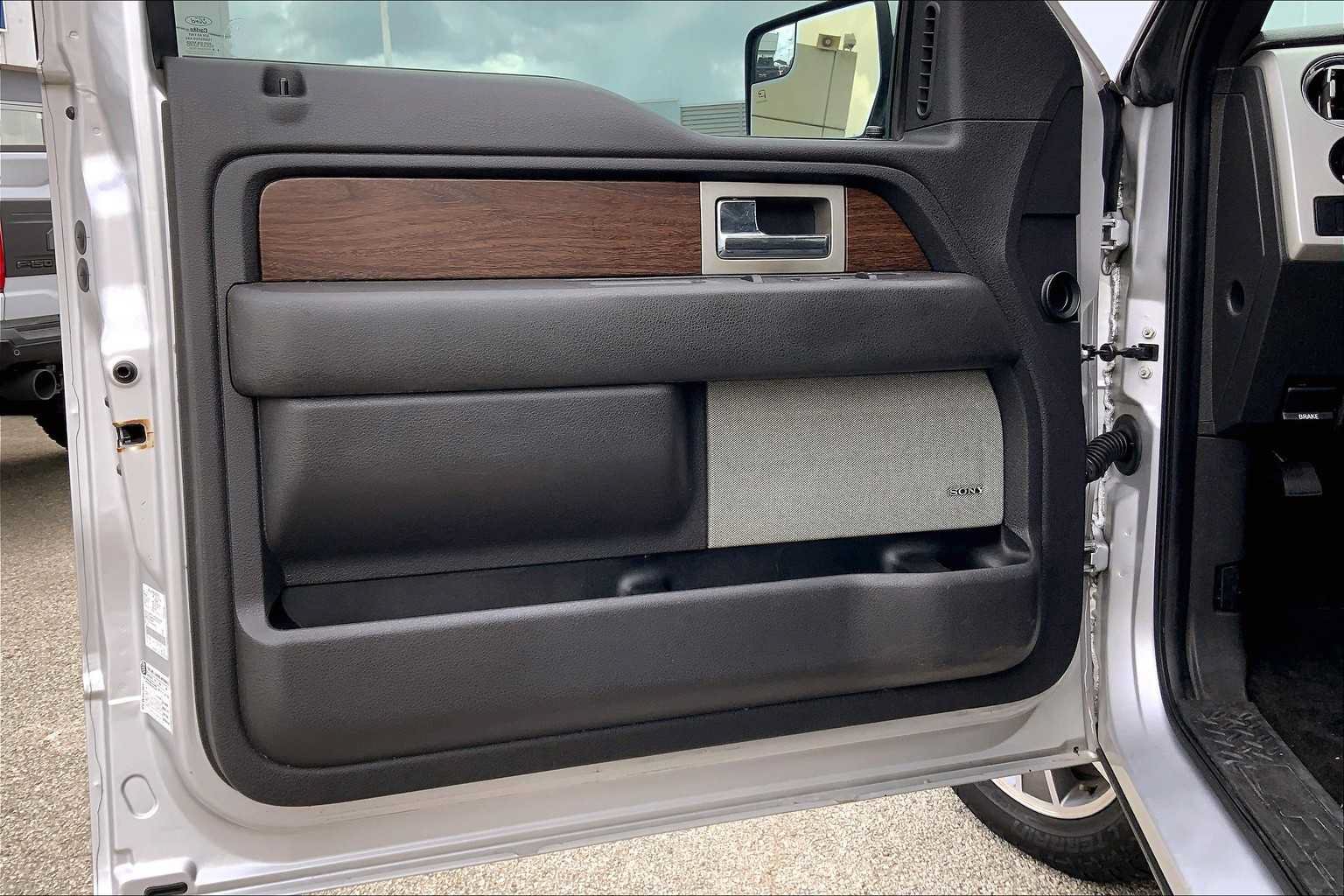 Used 2014 Ford F150 Lariat w/ Equipment Group 502A Luxury AWD/4WD image 16