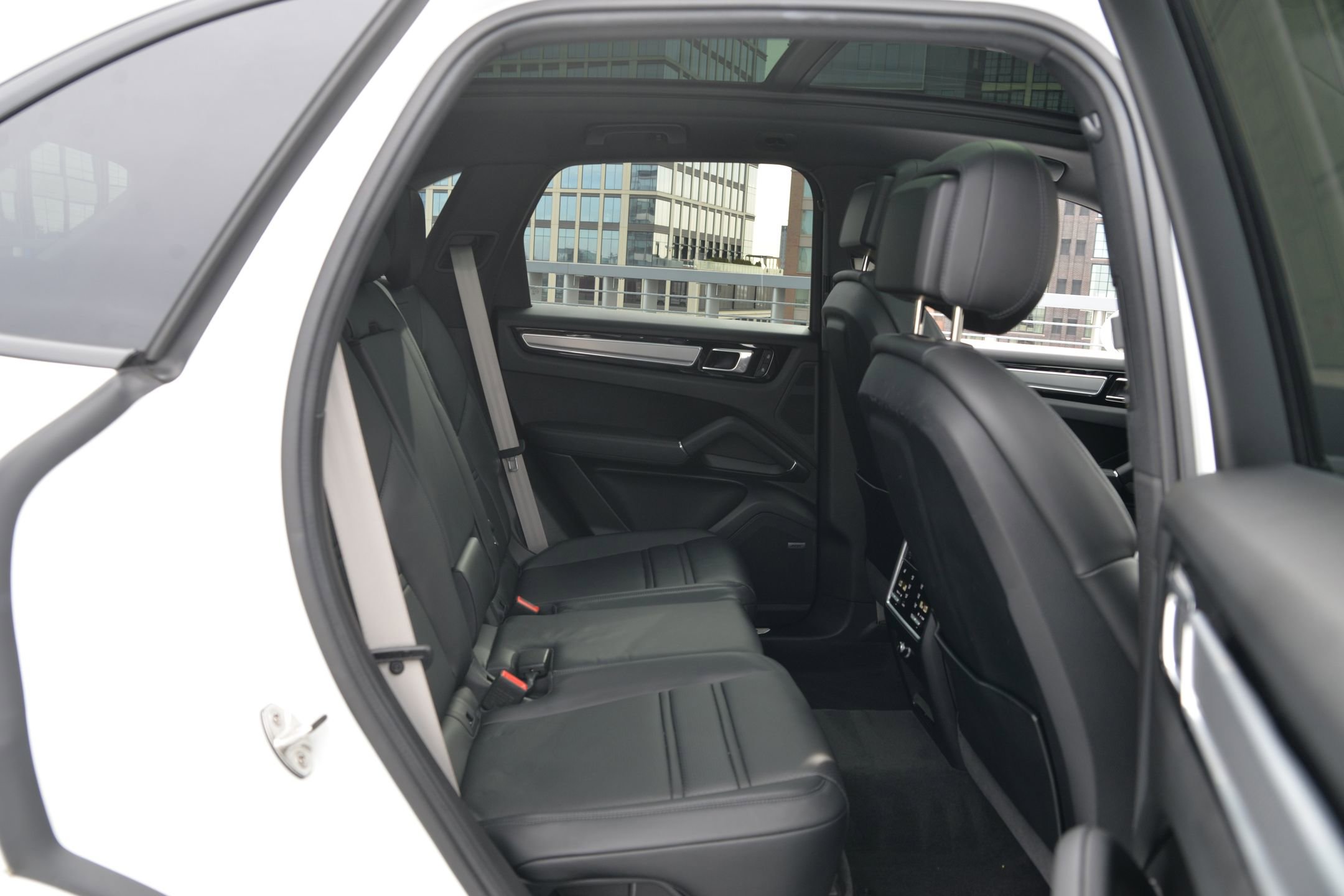 Certified 2022 Porsche Cayenne Platinum Edition image 26