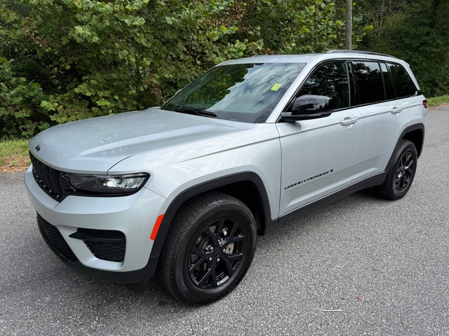 Used 2025 Jeep Grand Cherokee Altitude AWD/4WD image 2