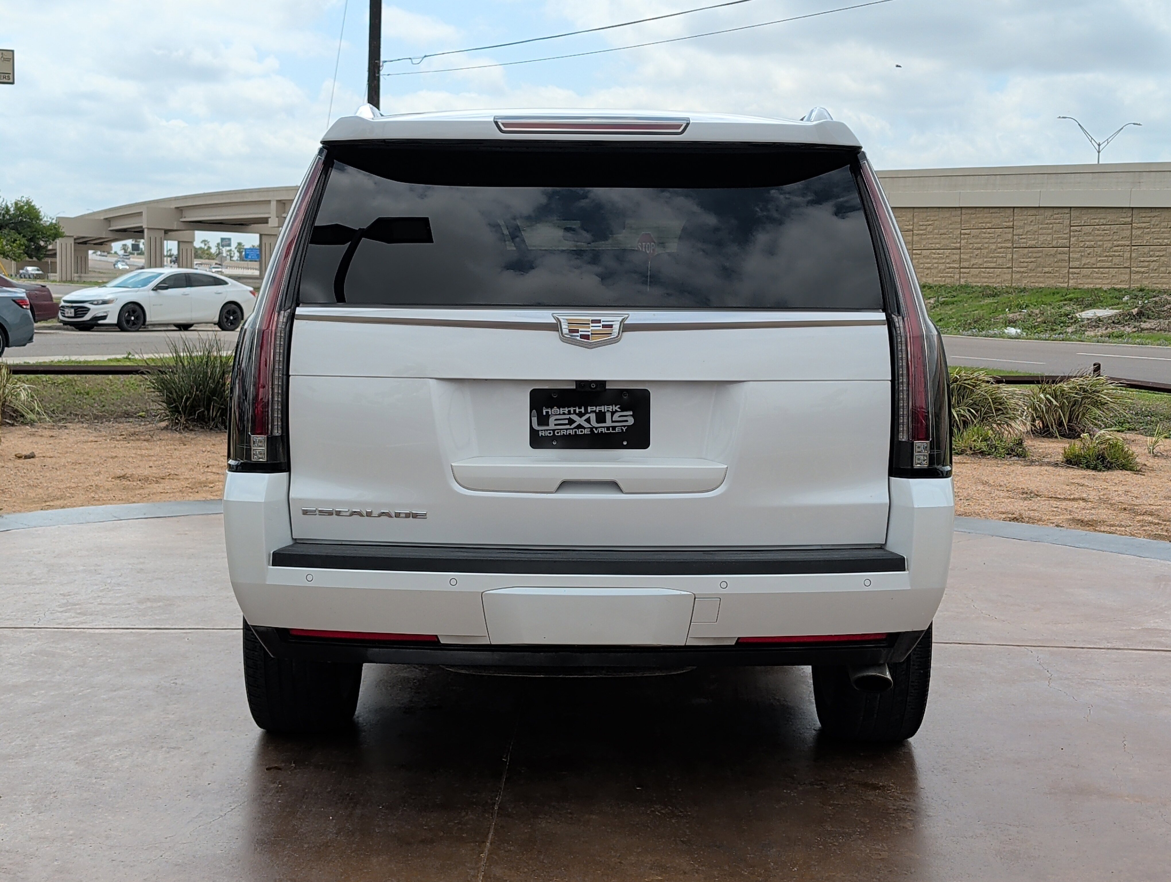 Used 2017 Cadillac Escalade Premium Luxury image 3