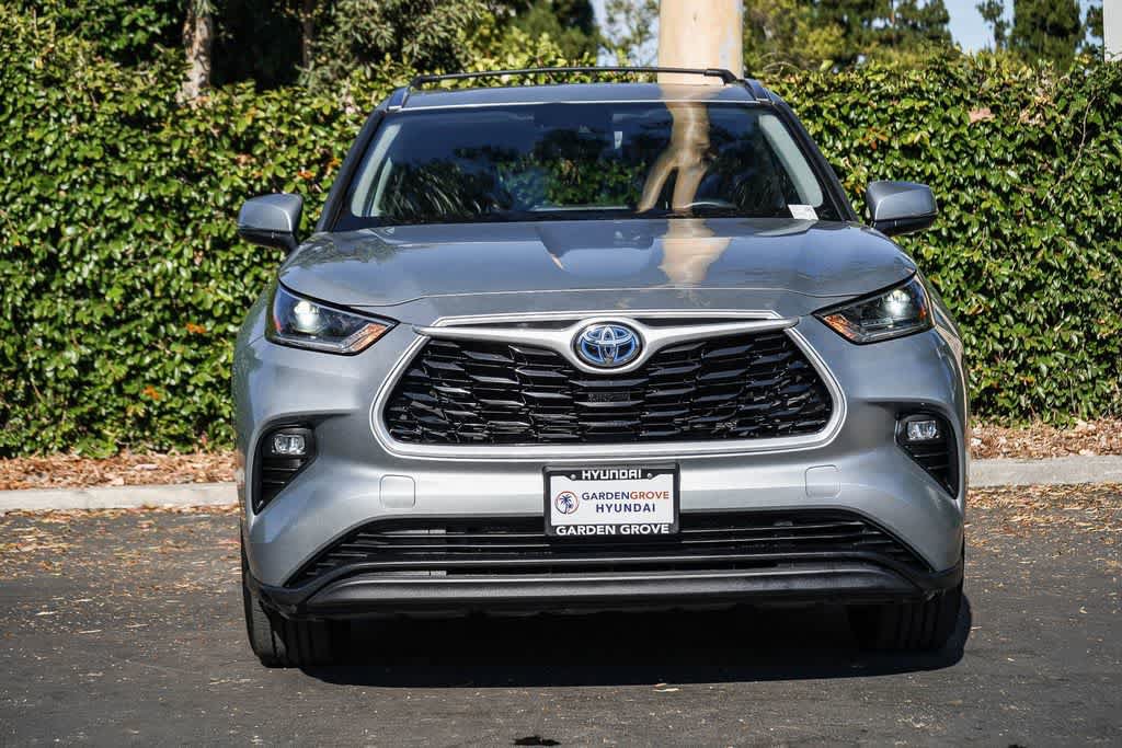 Used 2021 Toyota Highlander XLE AWD/4WD image 2