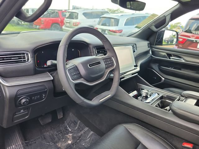 Used 2023 Jeep Wagoneer L Series III w/ Preferred Equipment Group AWD/4WD image 13