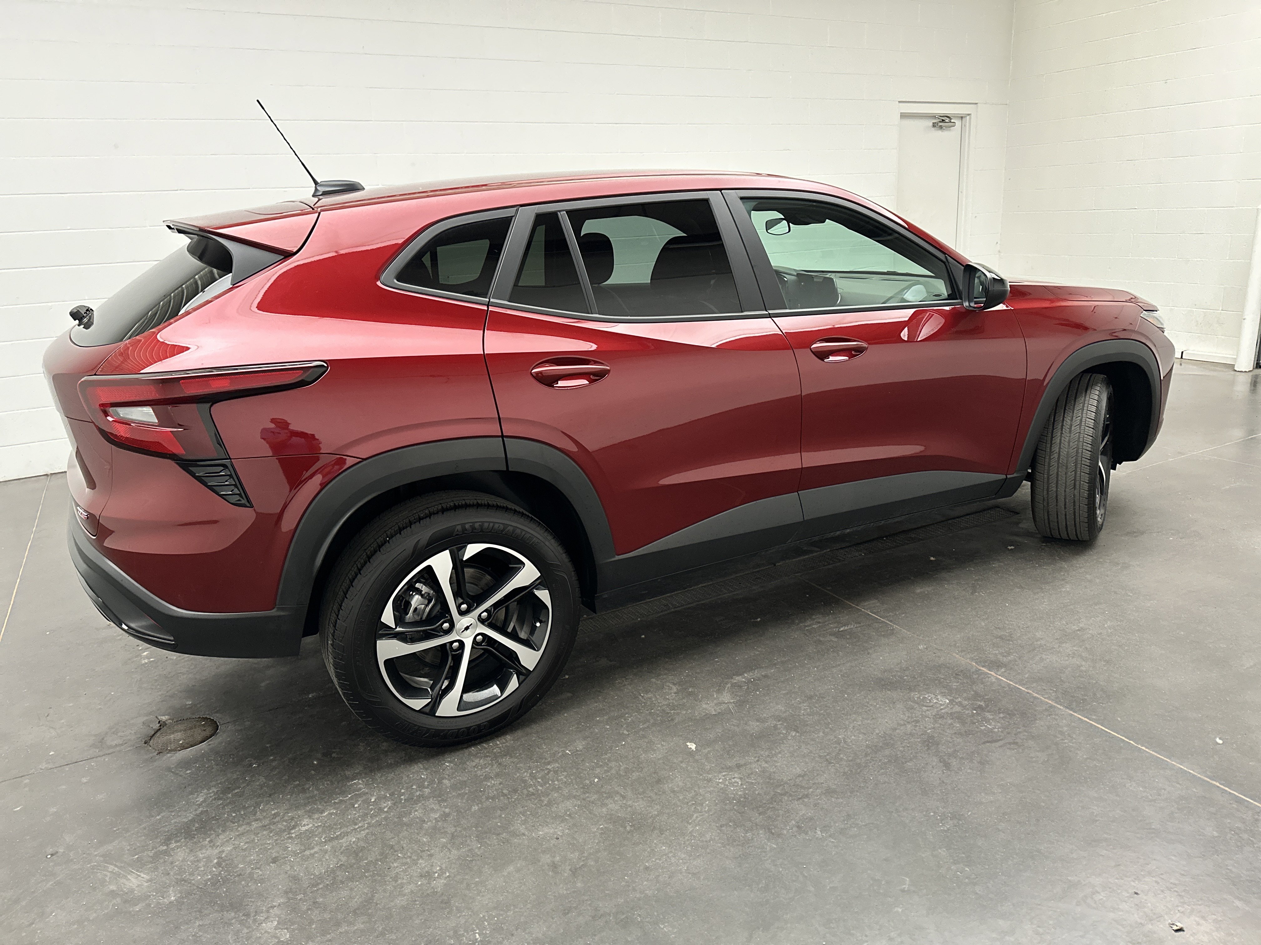 Used 2025 Chevrolet Trax RS FWD image 8