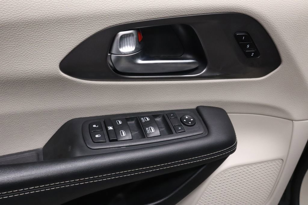 Used 2023 Chrysler Pacifica Touring-L FWD image 21