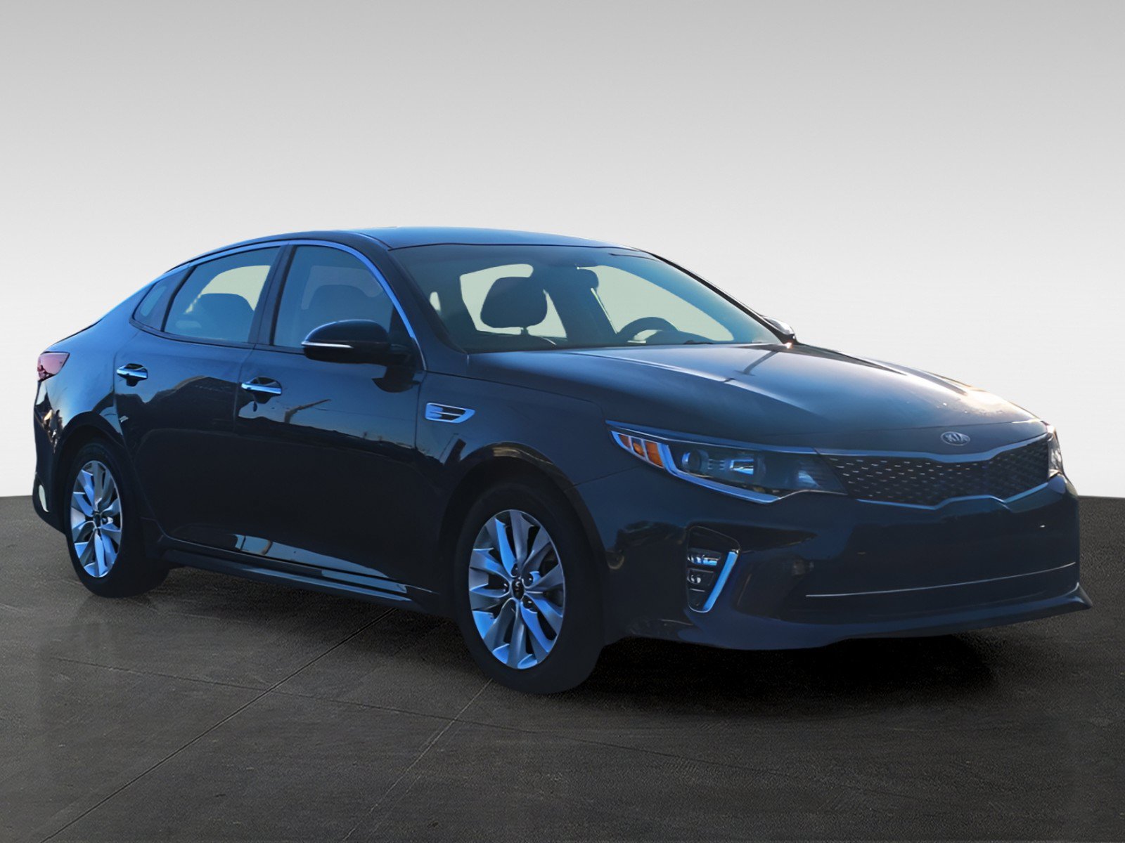 Used 2018 Kia Optima S FWD image 3