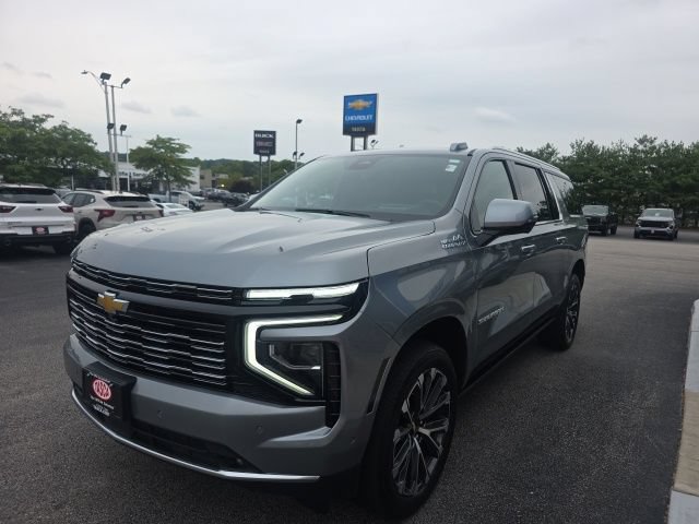 Used 2025 Chevrolet Suburban High Country AWD/4WD image 6