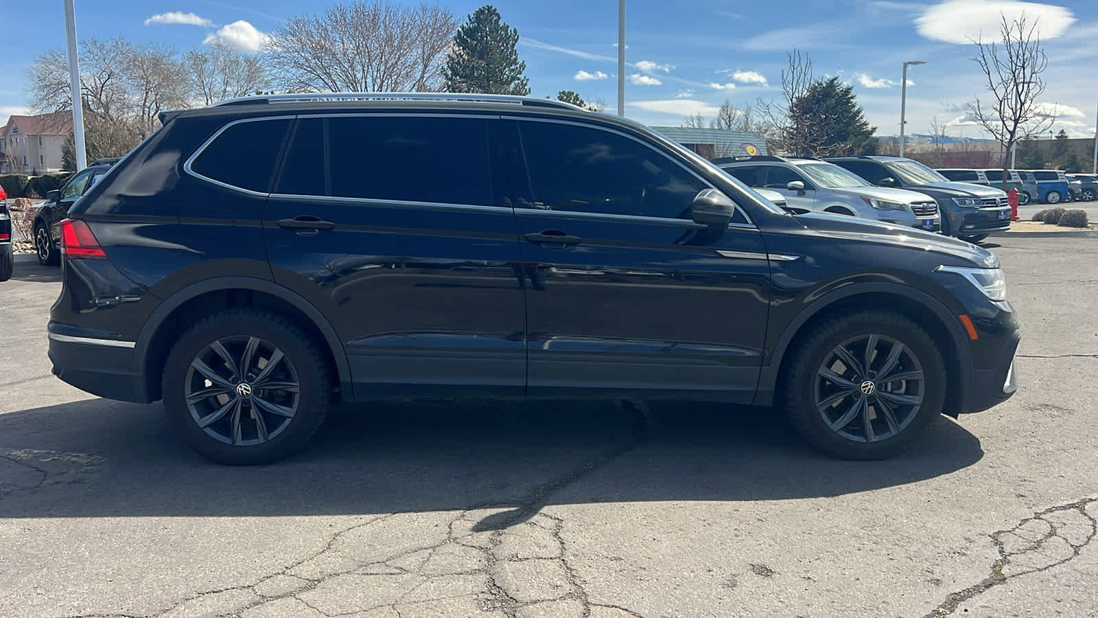Used 2022 Volkswagen Tiguan SE w/ Panoramic Sunroof Package image 4