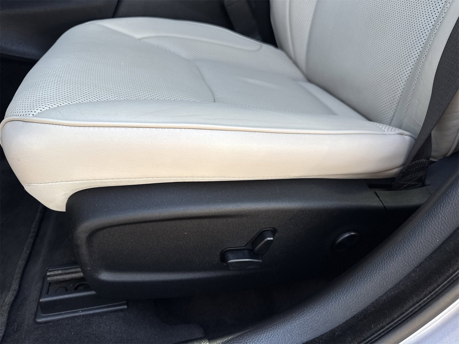 Used 2018 Chrysler 300 Limited image 17