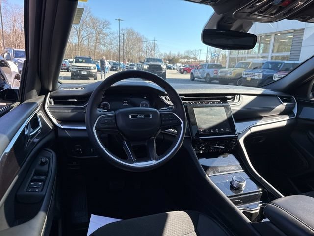 Used 2023 Jeep Grand Cherokee Altitude AWD/4WD image 13
