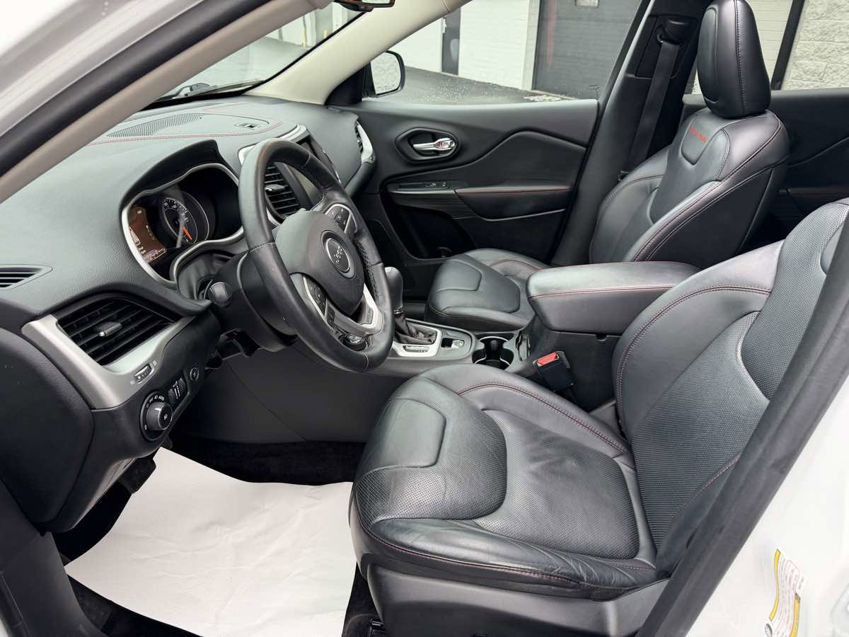 Used 2016 Jeep Cherokee Trailhawk w/ Comfort/Convenience Group image 10