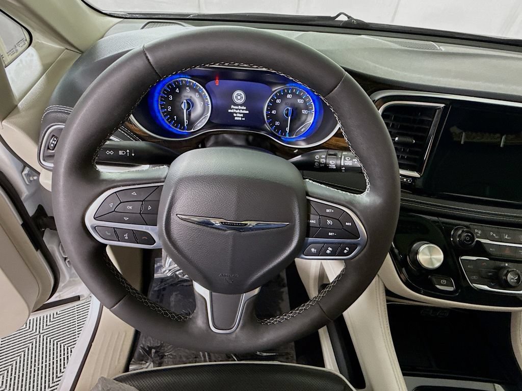 Used 2023 Chrysler Pacifica Limited AWD/4WD image 21