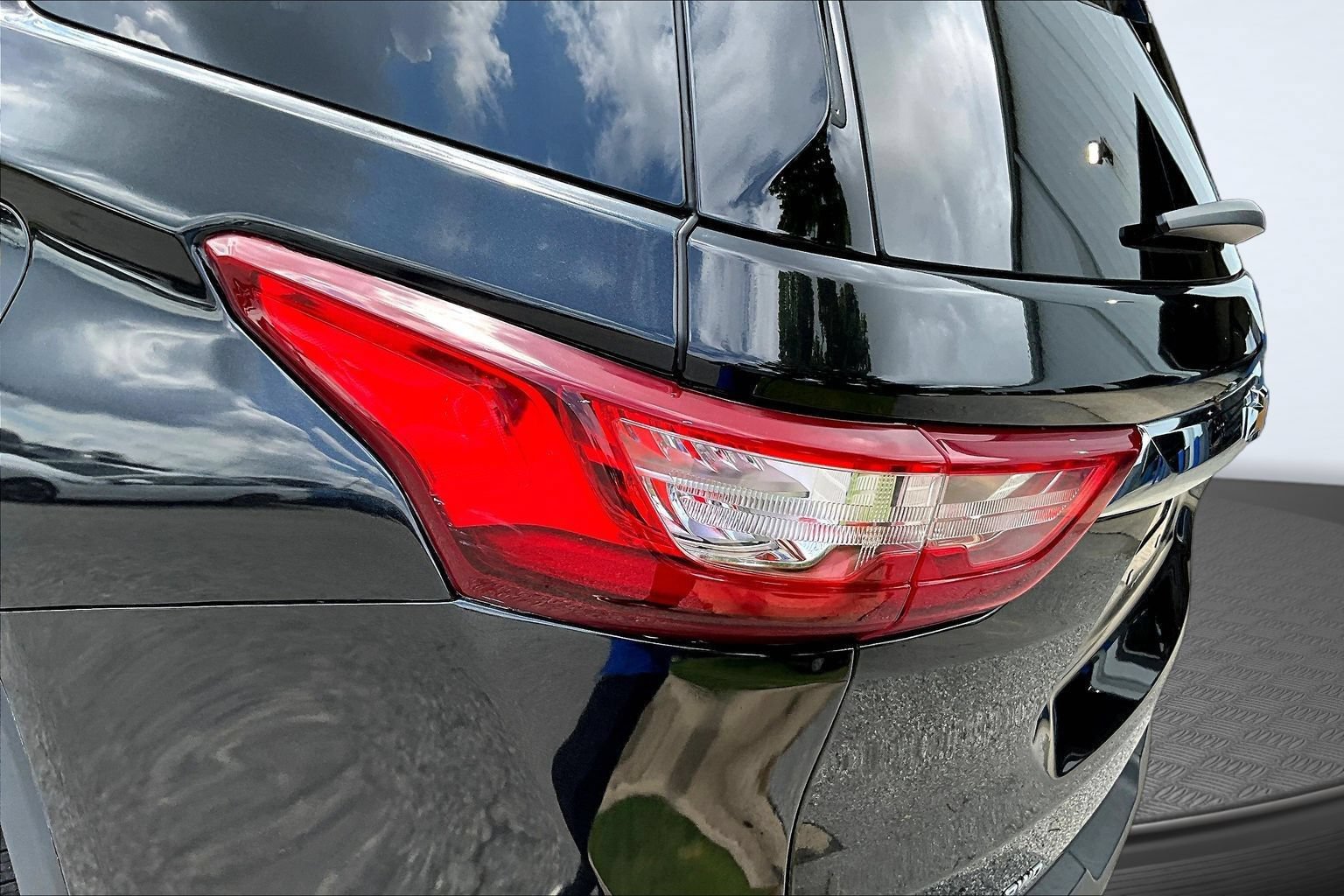 Used 2021 Chevrolet Traverse LS AWD/4WD image 23