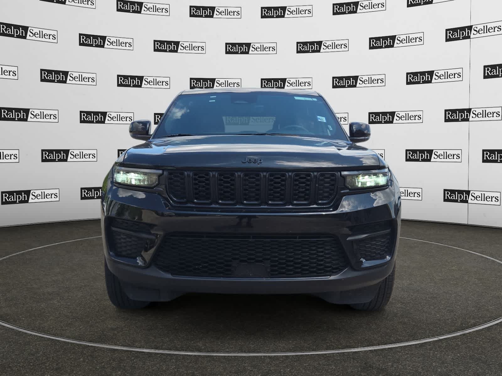 Used 2025 Jeep Grand Cherokee Altitude AWD/4WD image 8