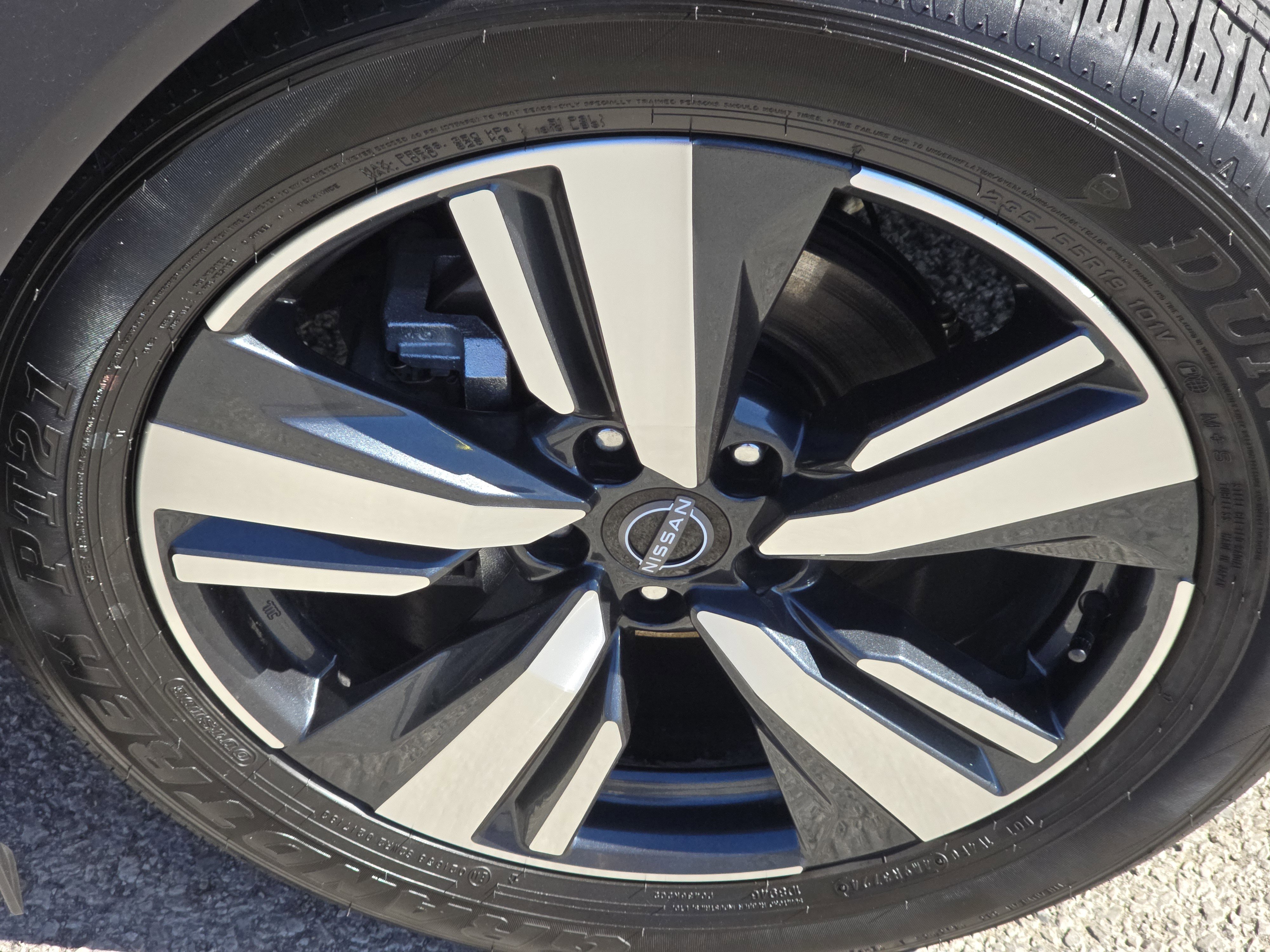 Used 2025 Nissan Rogue SL image 3