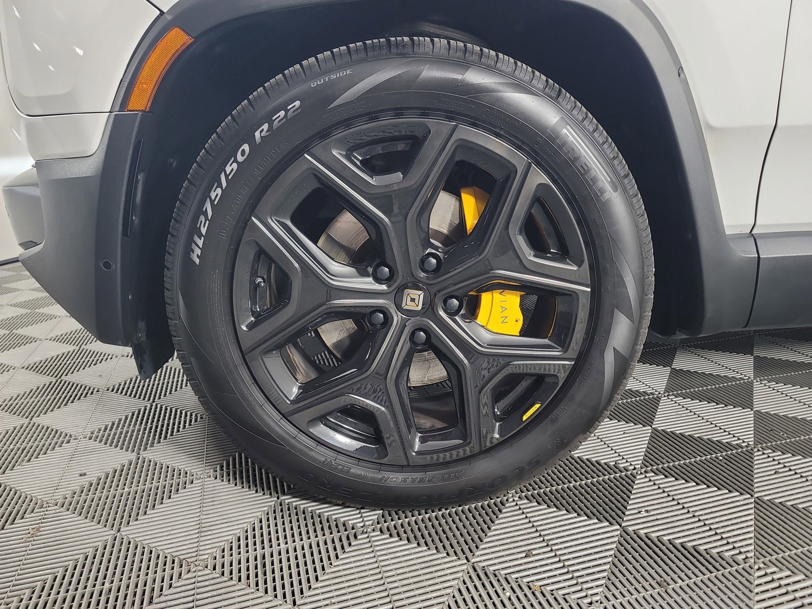 Used 2024 Rivian R1S Adventure image 9