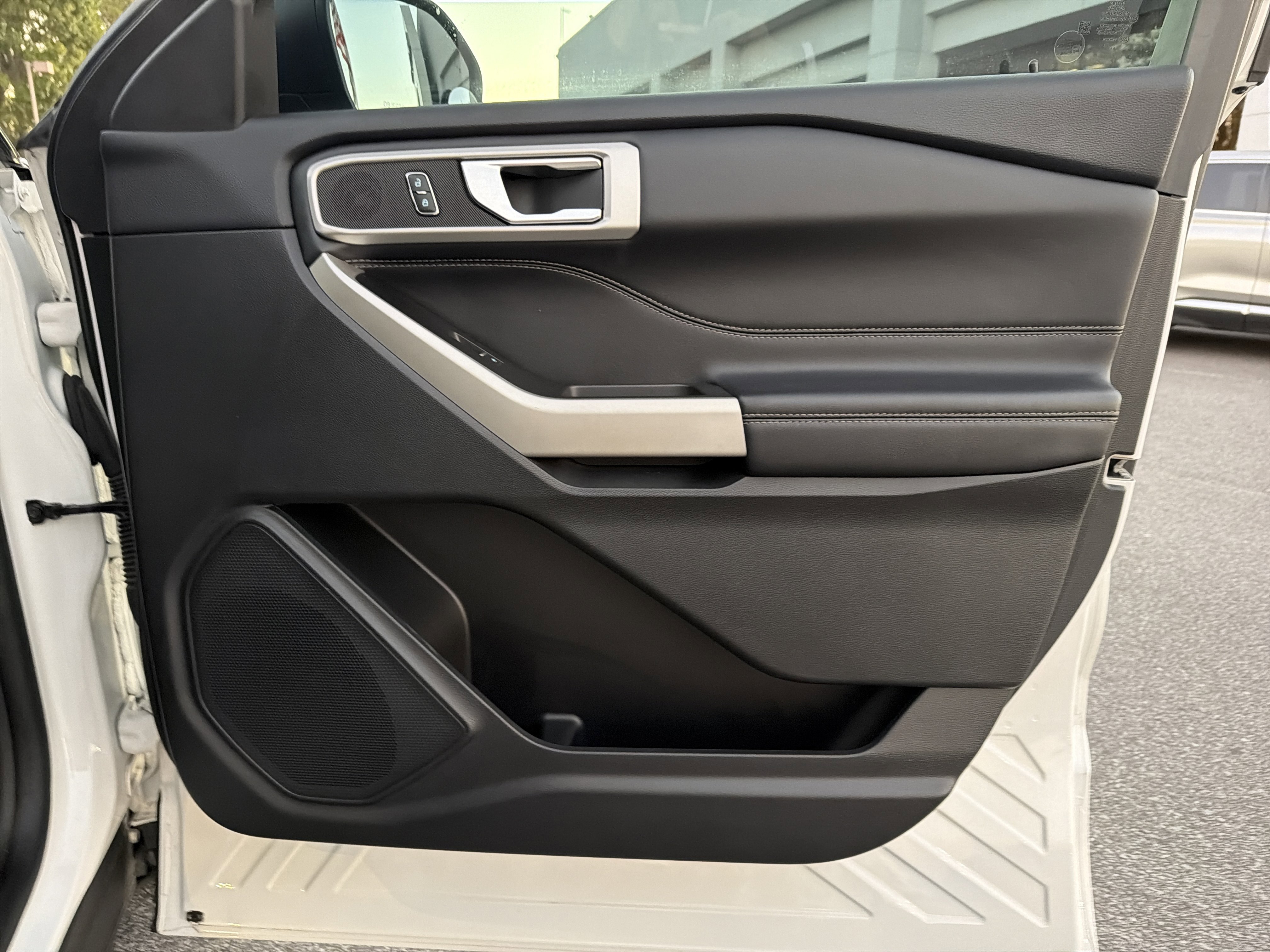 Used 2022 Ford Explorer XLT image 15