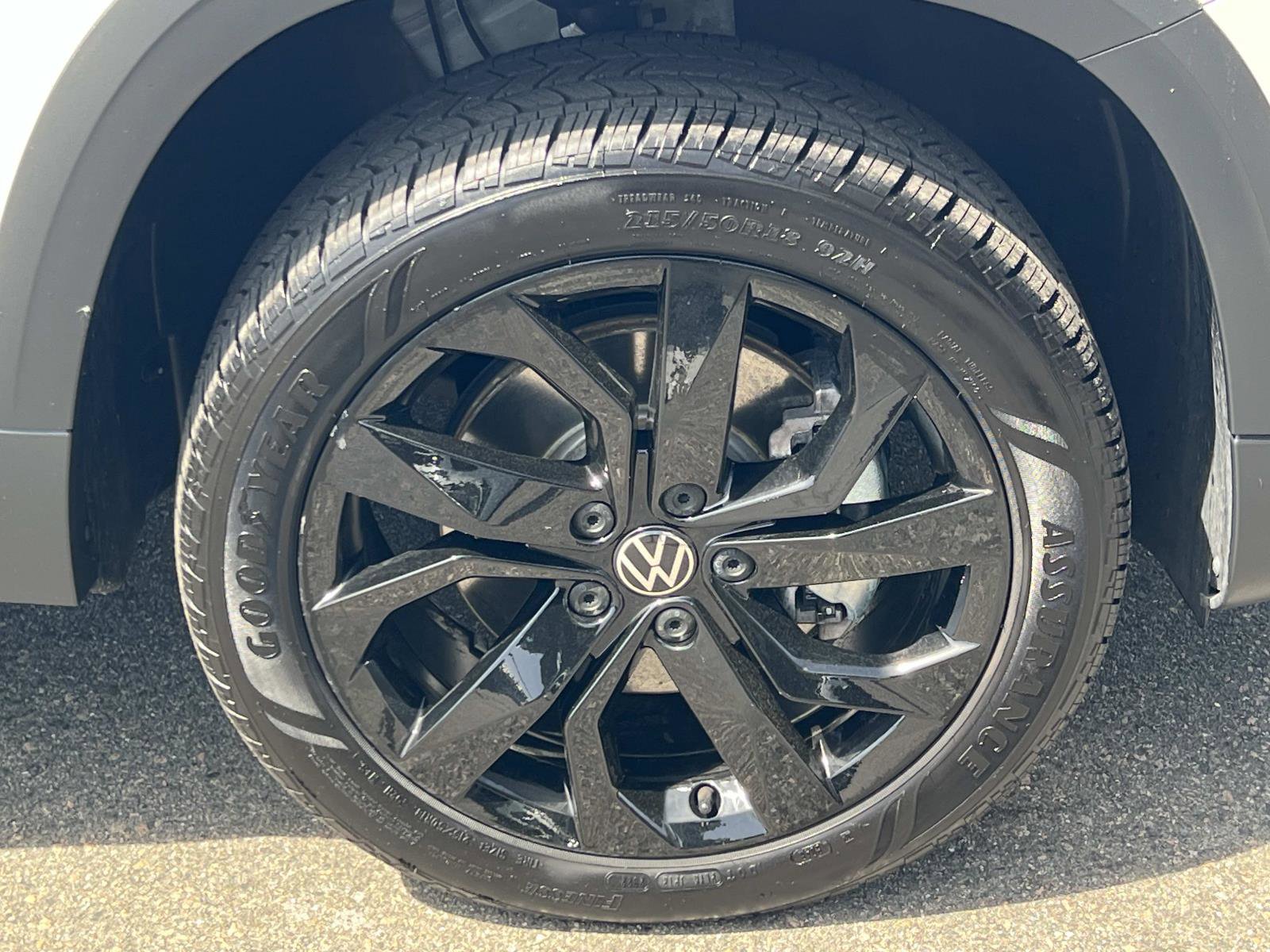 Certified 2023 Volkswagen Taos SE w/ Black Wheel Package image 27