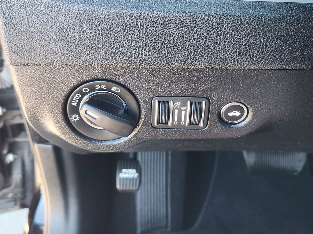 Used 2022 Chrysler 300 Touring w/ Sport Appearance Package image 25