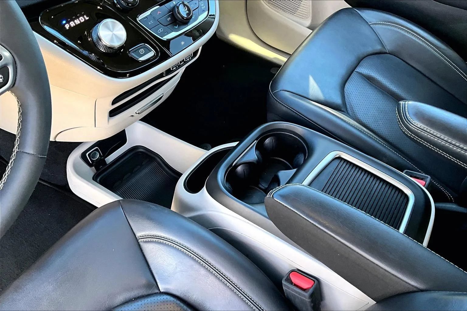 Used 2023 Chrysler Pacifica Touring-L FWD image 17