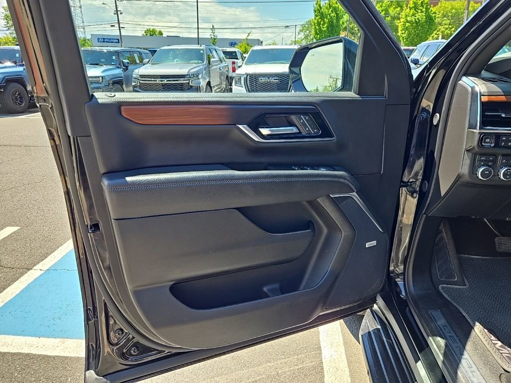 Used 2025 GMC Yukon XL Denali AWD/4WD image 12