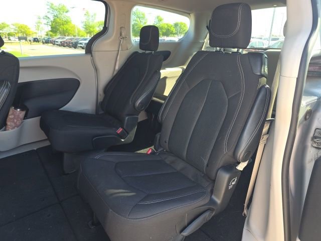 Used 2023 Chrysler Voyager LX image 5