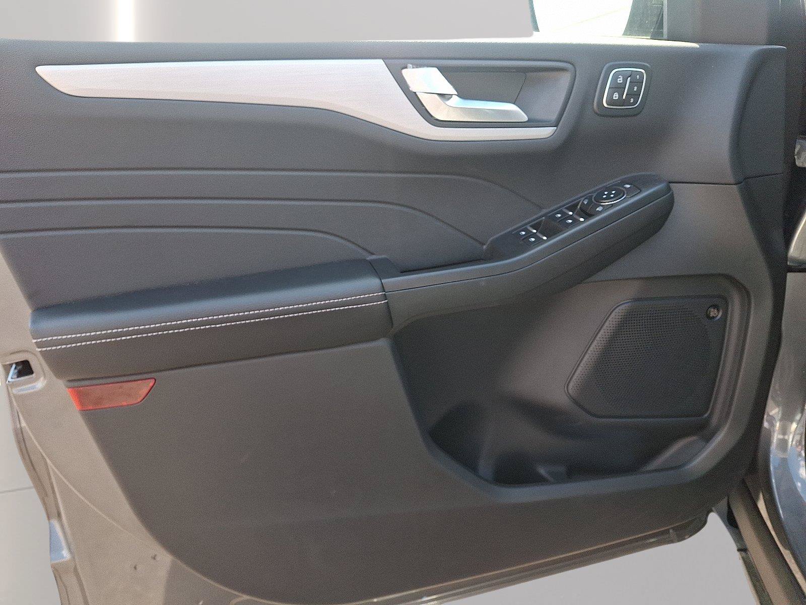 New 2024 Ford Escape SE w/ PHEV Premium Package FWD image 8