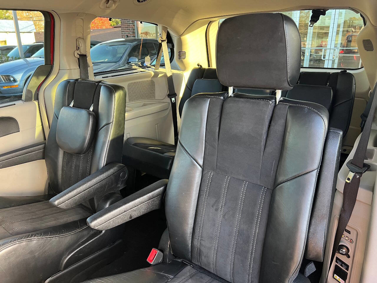 Used 2014 Chrysler Town & Country Touring-L image 25