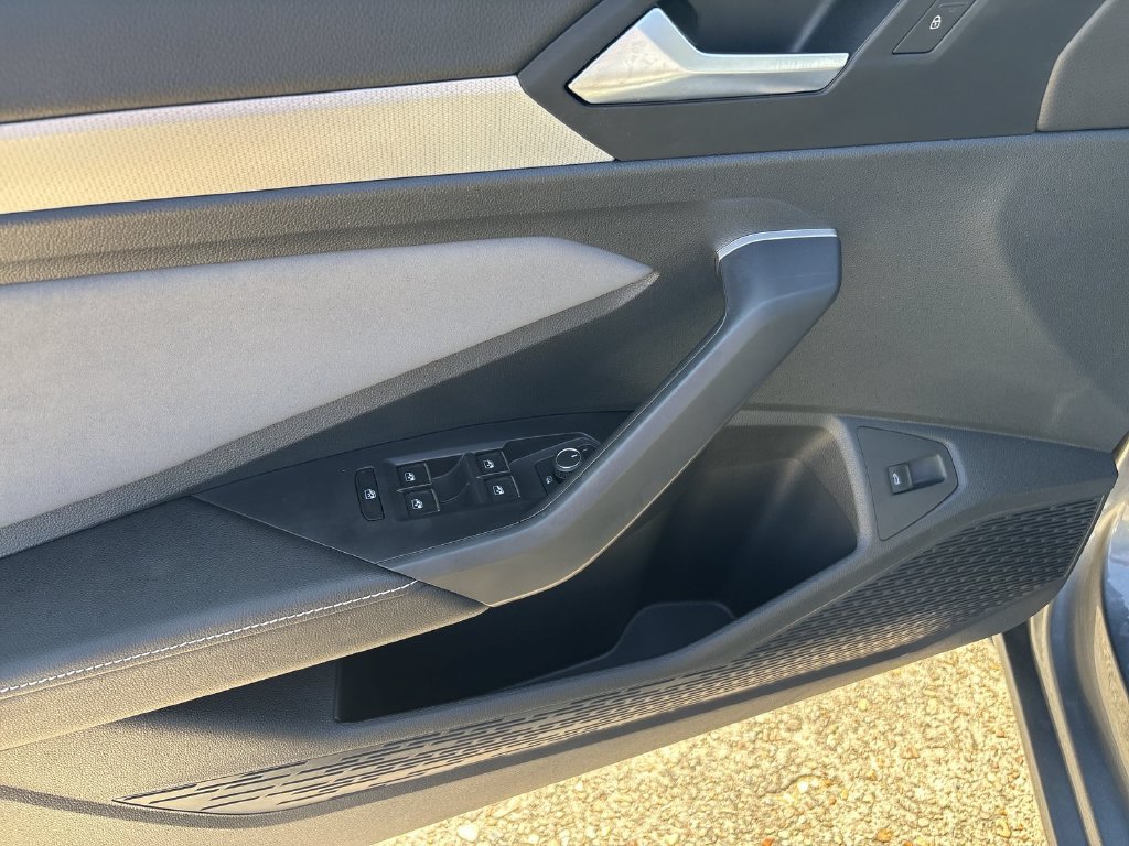 Used 2025 Volkswagen Jetta SE w/ Sunroof Package FWD image 15