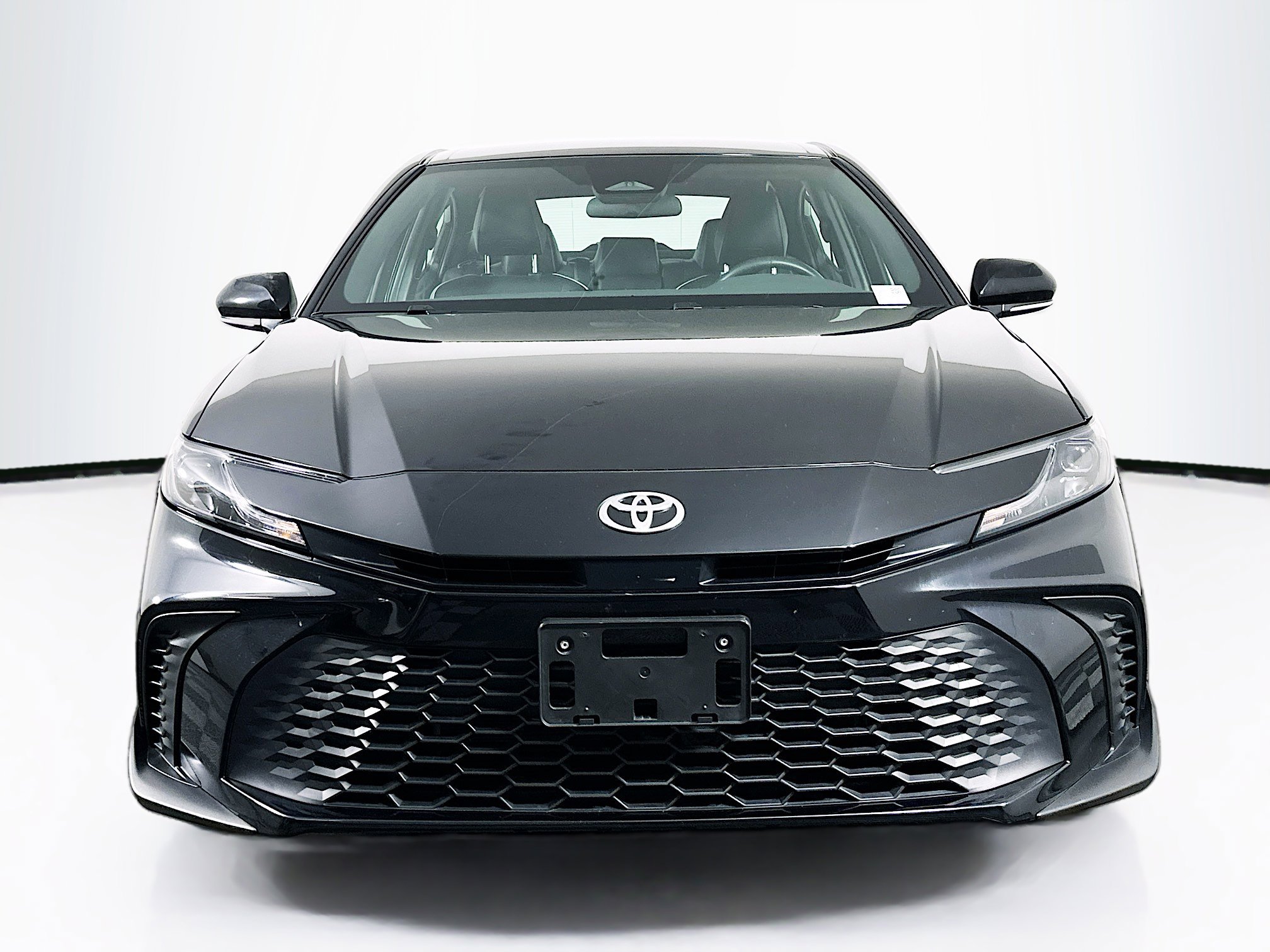 Used 2025 Toyota Camry SE image 2