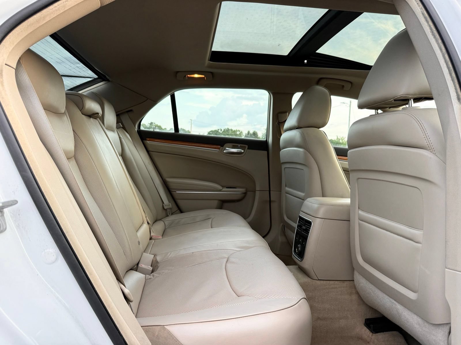 Used 2014 Chrysler 300 C RWD image 27