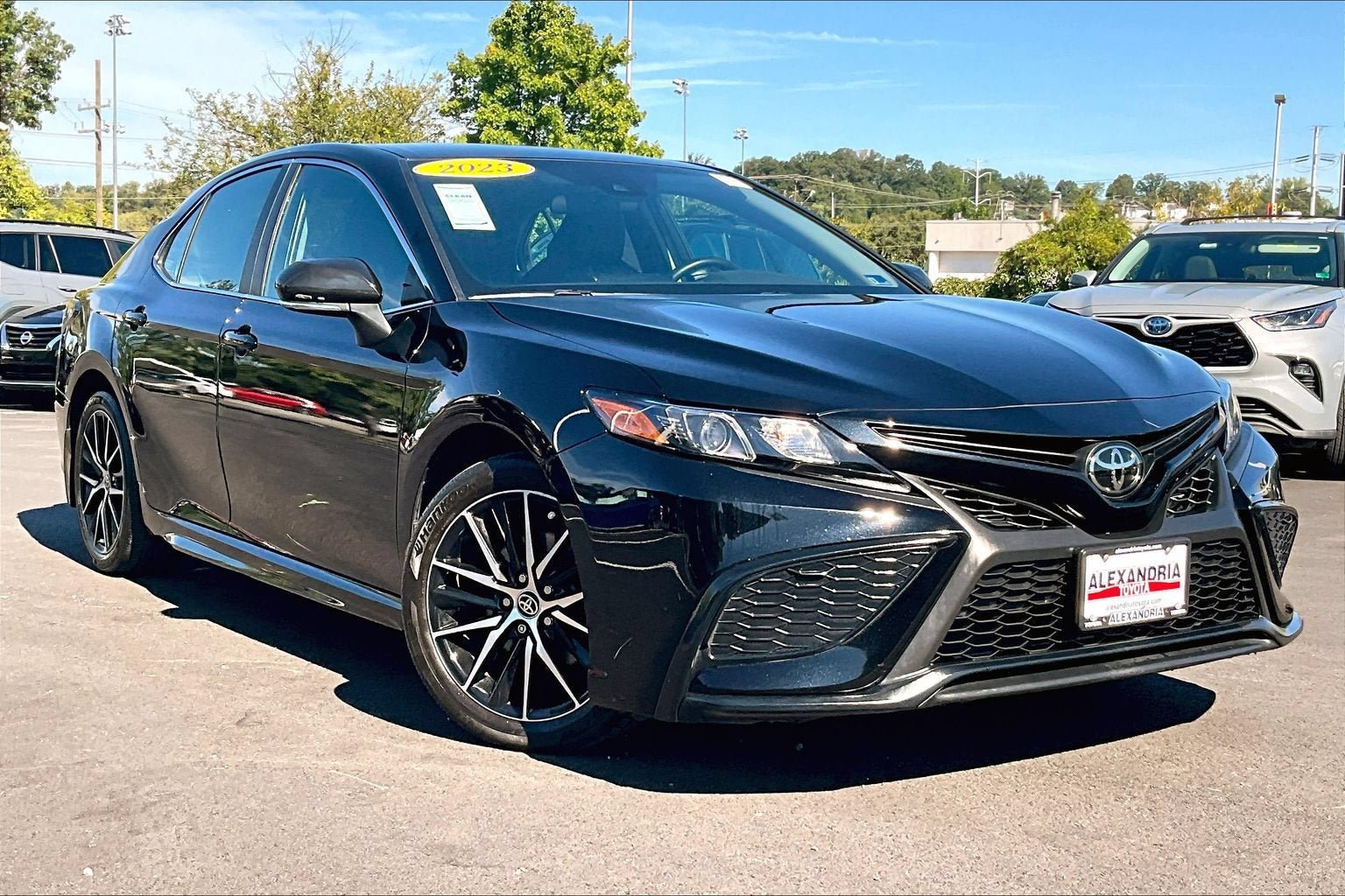 Used 2023 Toyota Camry SE FWD image 2