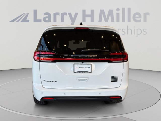 New 2027 Chrysler Pacifica Select FWD image 4