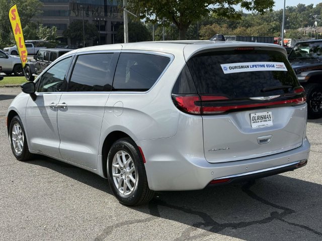Used 2024 Chrysler Pacifica Touring-L FWD image 5