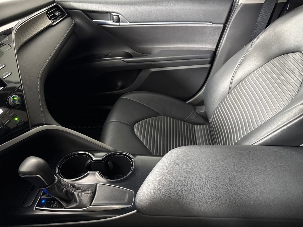 Used 2020 Toyota Camry SE w/ Carpet Mat Package image 19