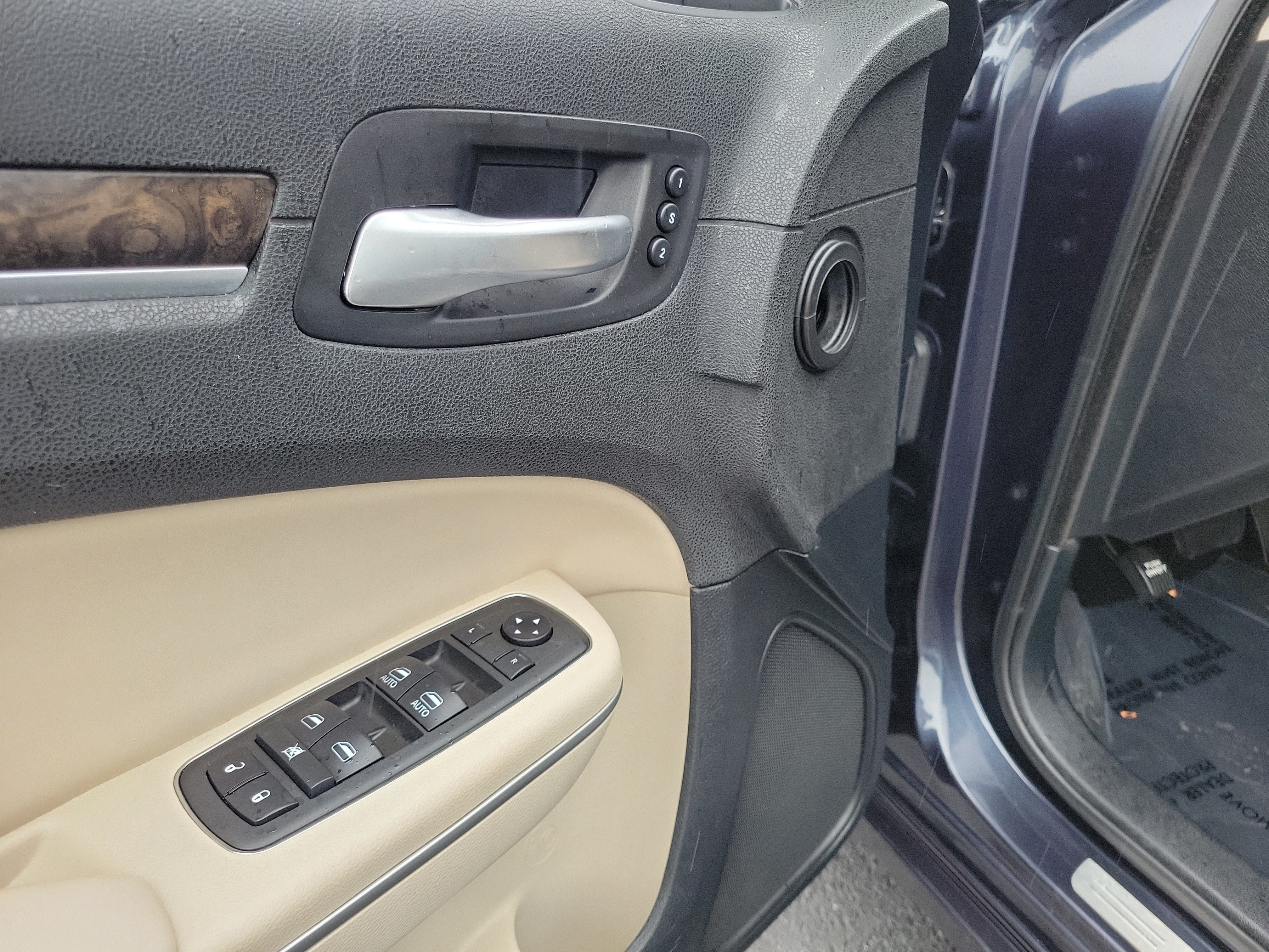 Used 2019 Chrysler 300 Limited RWD image 18