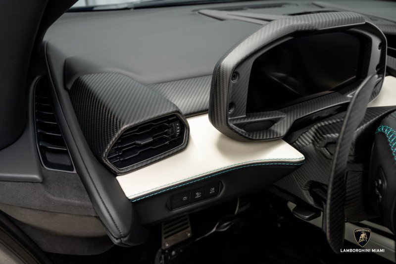 Used 2025 Lamborghini Revuelto image 44