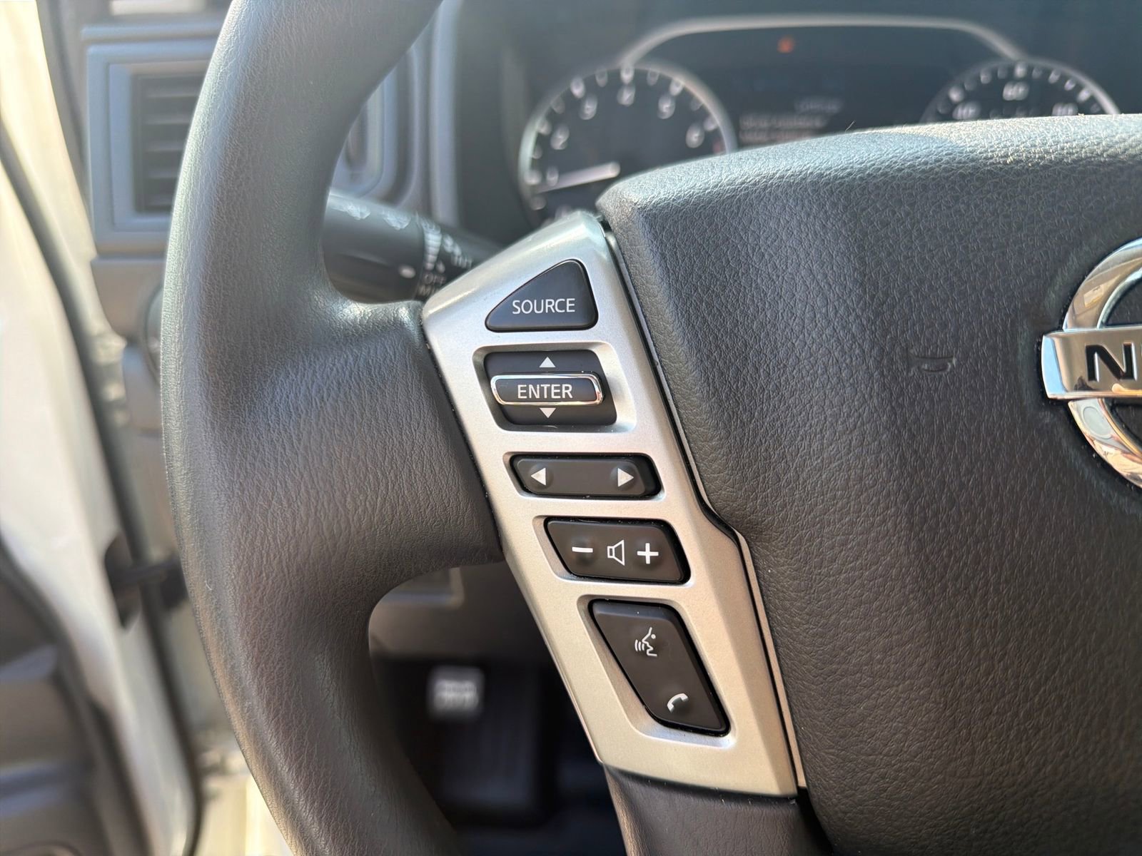 Used 2022 Nissan Titan S image 24