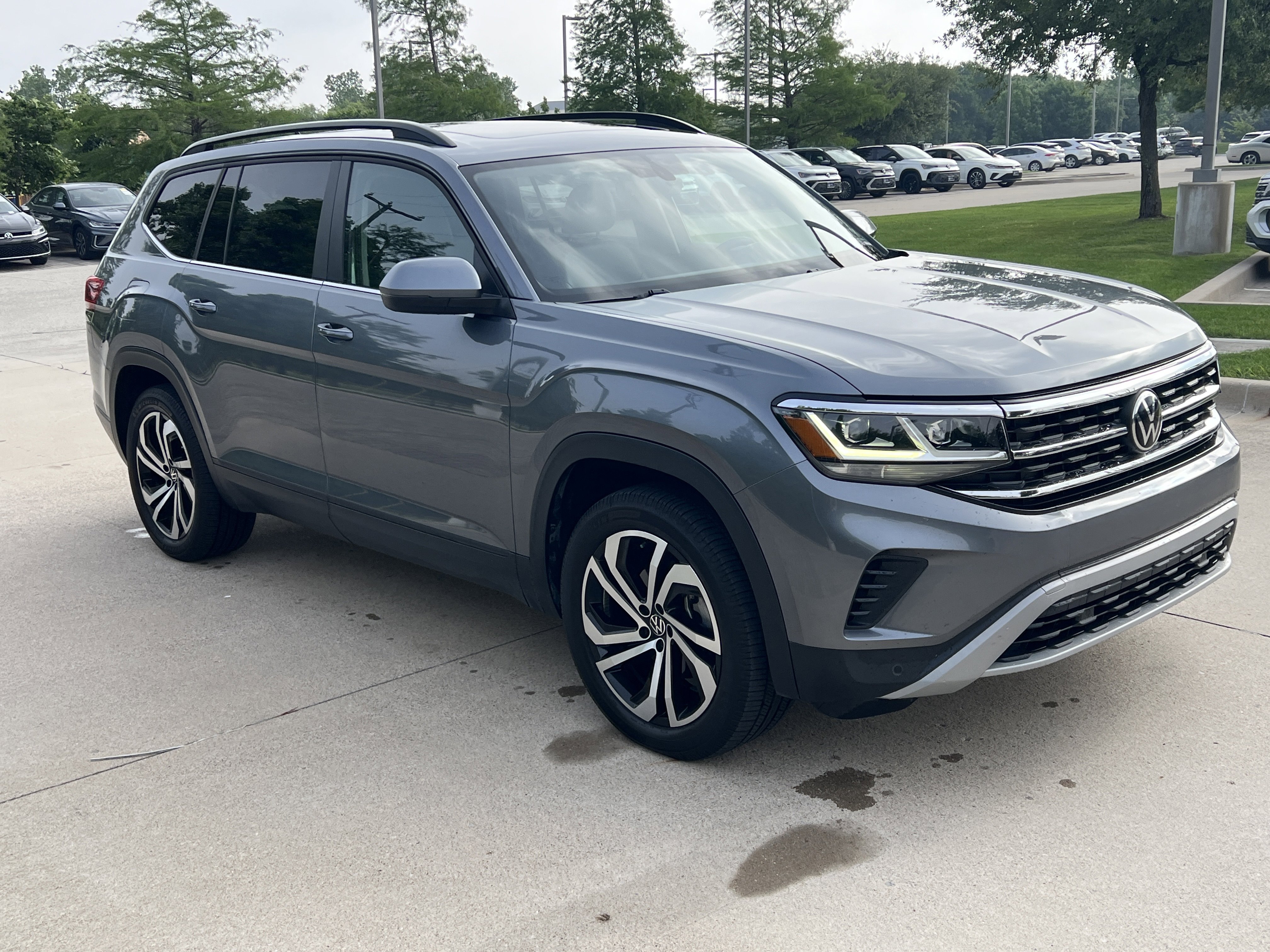Used 2023 Volkswagen Atlas SE w/ Panoramic Sunroof Package AWD/4WD image 2