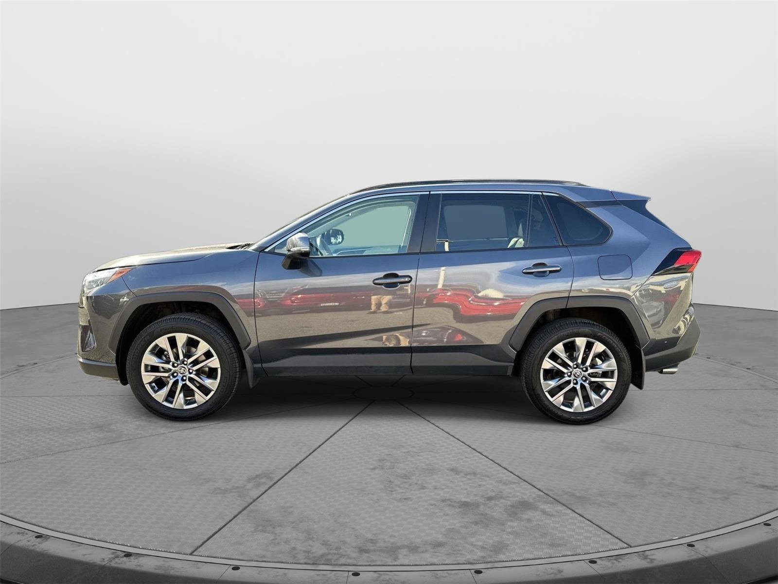 Used 2022 Toyota RAV4 XLE Premium image 40