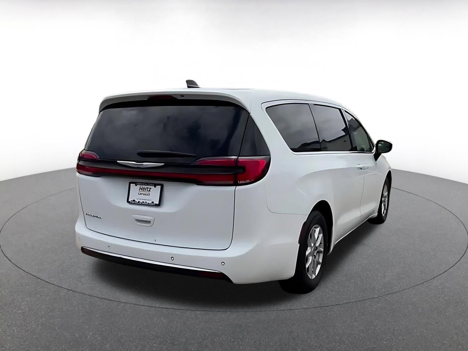 Used 2023 Chrysler Pacifica Touring-L FWD image 14