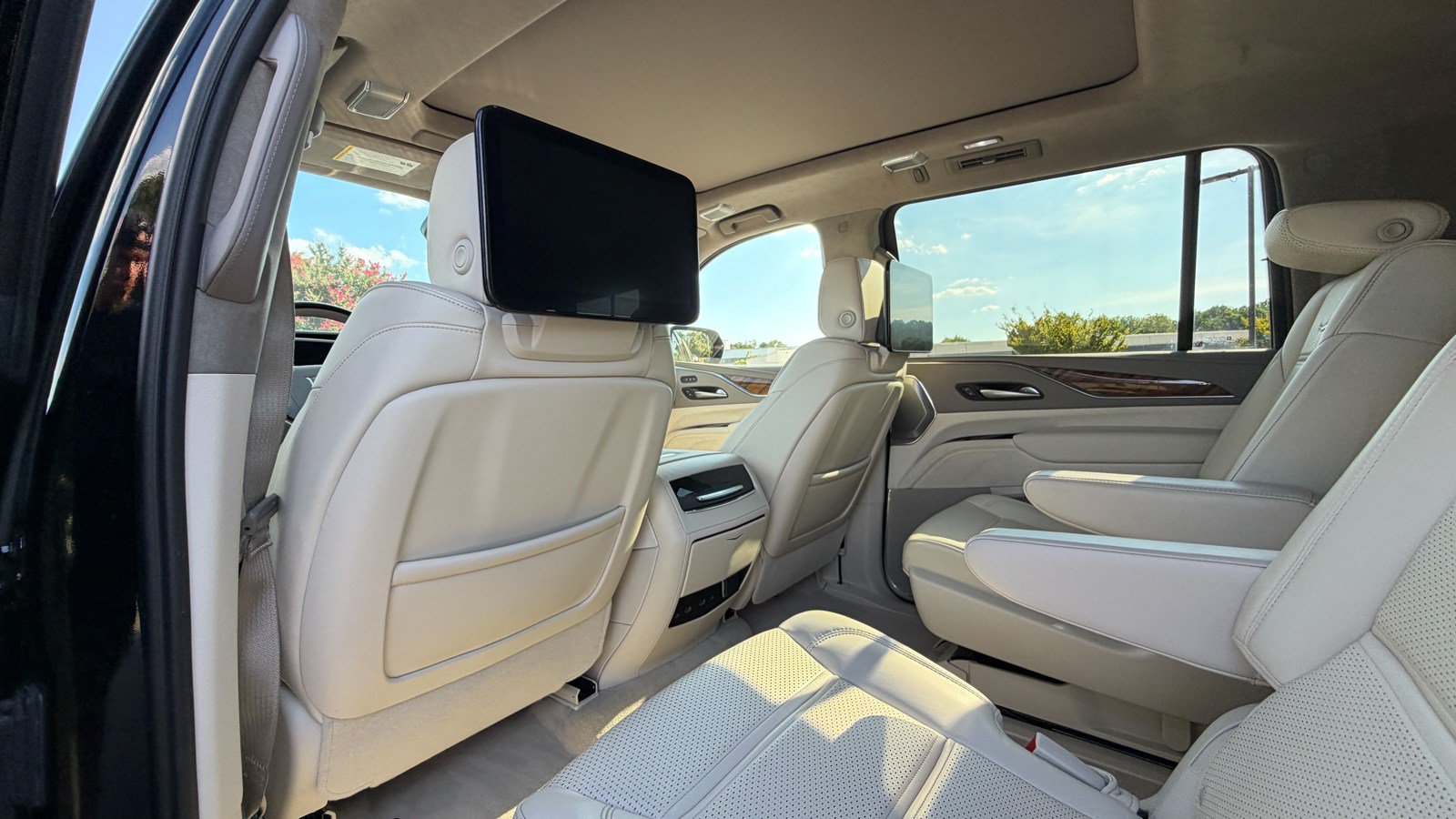 Used 2024 Cadillac Escalade ESV Sport Platinum w/ LPO, ONYX Package AWD/4WD image 28