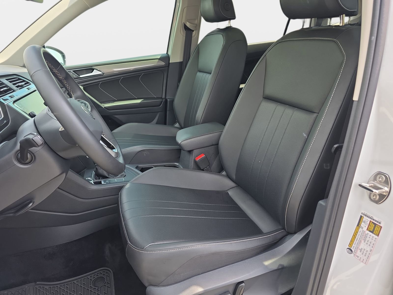 Used 2024 Volkswagen Tiguan SE w/ Panoramic Sunroof Package FWD image 16