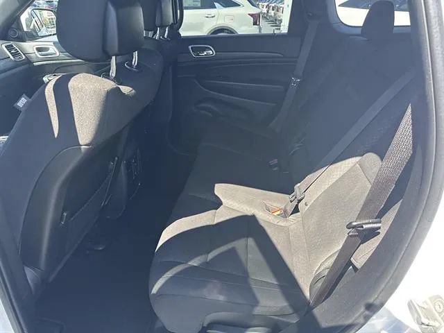 Used 2020 Jeep Grand Cherokee Laredo AWD/4WD image 14
