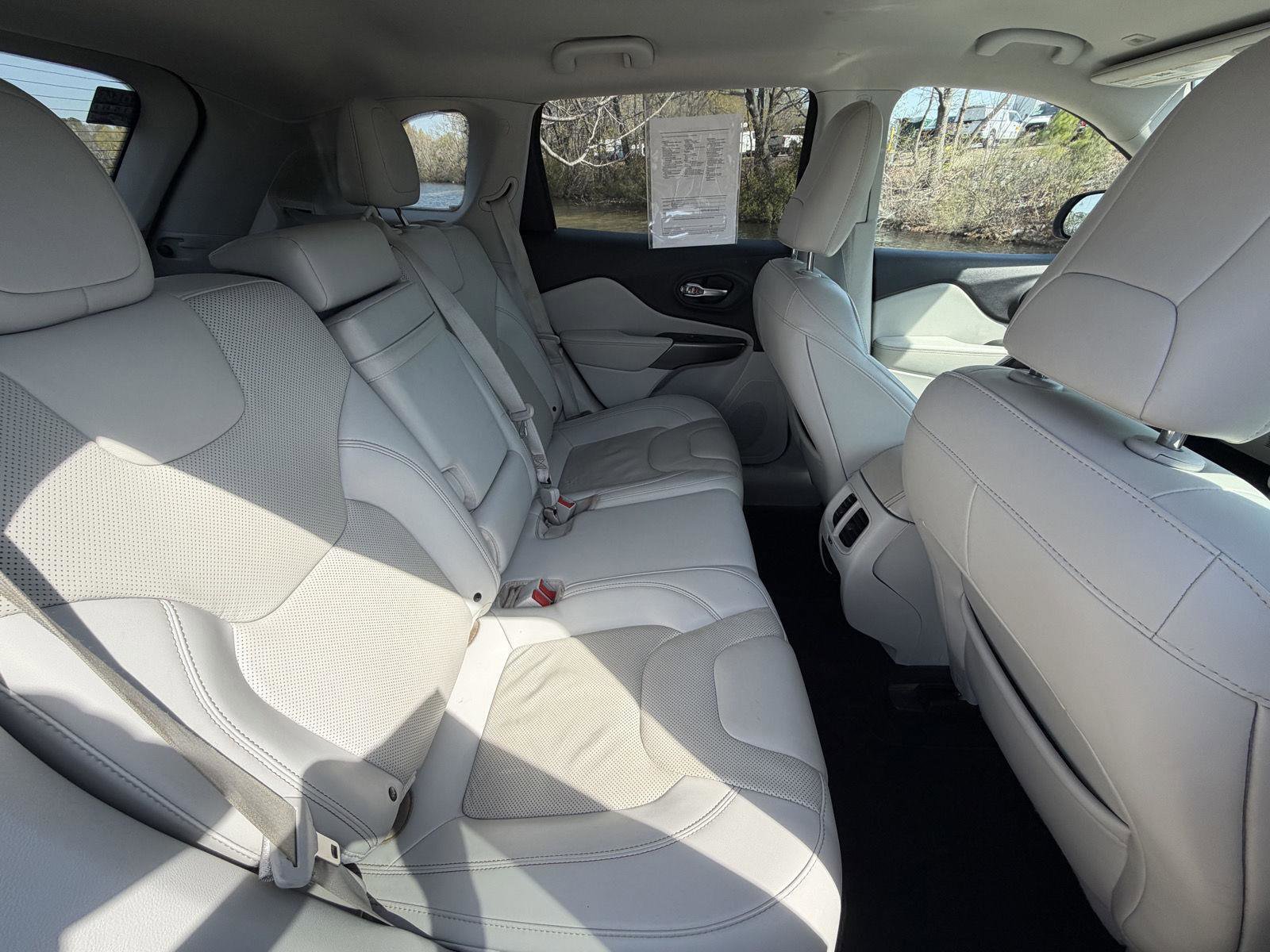 Used 2019 Jeep Cherokee Limited image 14