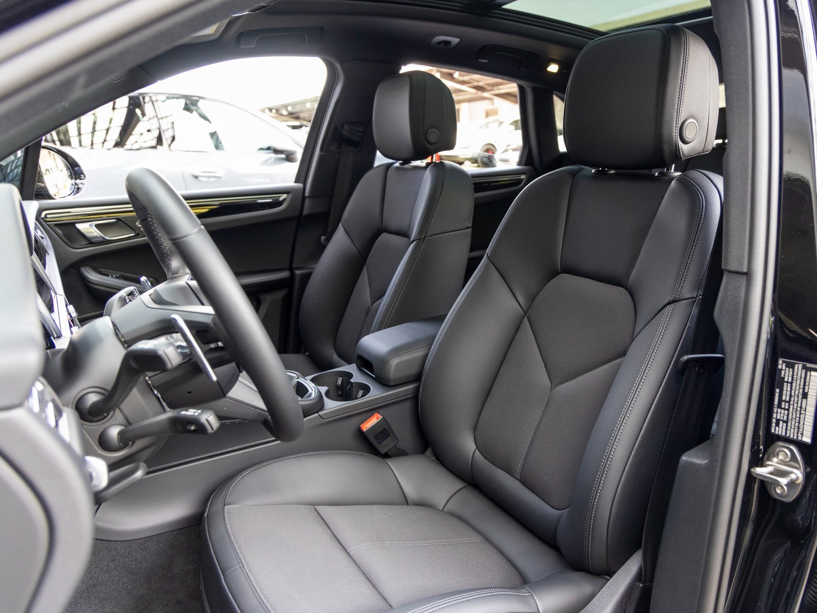 Certified 2025 Porsche Macan image 5