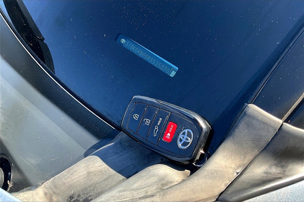 Used 2024 Toyota Highlander LE image 11