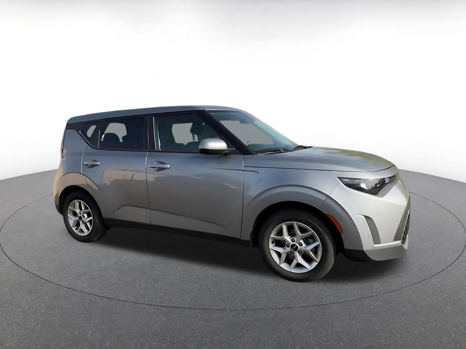Used 2025 Kia Soul LX w/ LX Technology Package FWD image 2